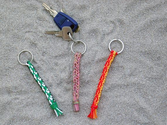 Schlüsselanhänger aus Scoubidou-Material