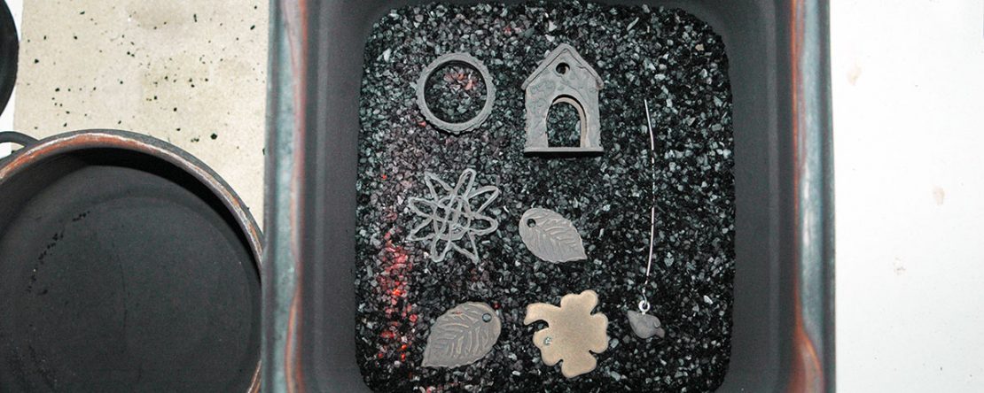 Prometheus Jeweller's Sterling White Clay nach dem ersten Brand in glühende Kohle gebettet